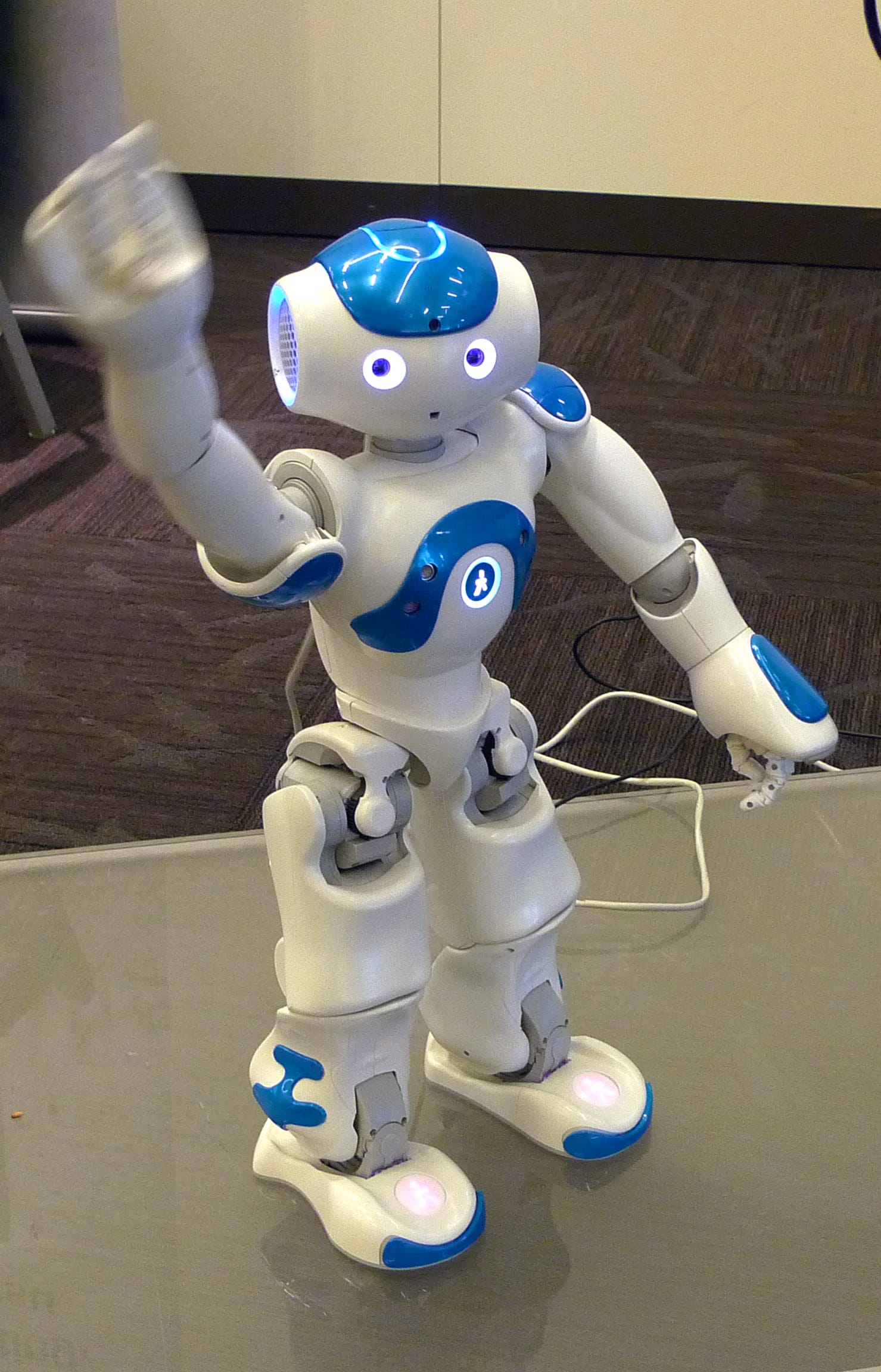 Un robot NAO saludando: mi primo más próximo
